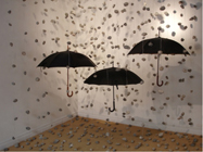 Héctor de Anda Lluvia de piedras Piedras, alambre de acero y paraguas / instalación Variables 2006 
